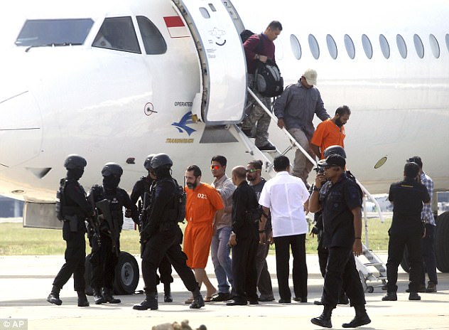 41B2D83100000578-0-Indonesian_police_officers_escort_two_inmates_pictured_in_orange-a-14_1498445400012.jpg
