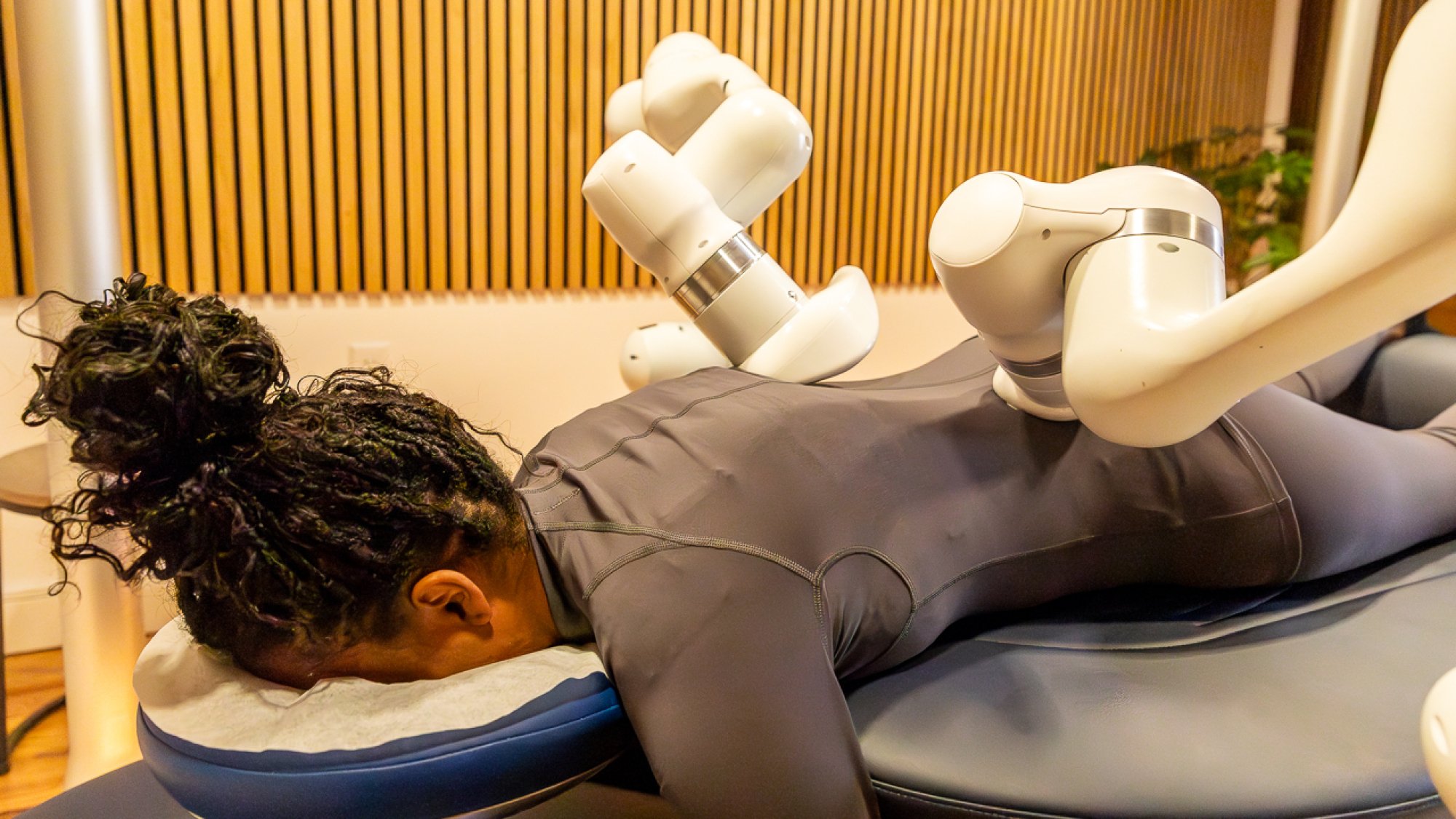 Kimberly Gedeon trying out Aescape's robot massage